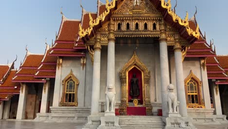 White-marble-Wat-Benchamabophit-temple-in-Bangkok-at-sunset
