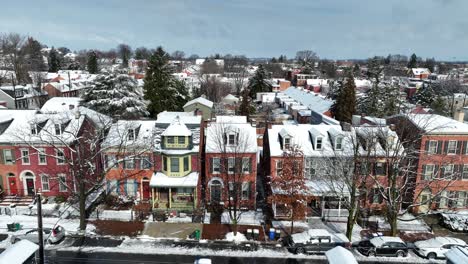 Hilera-De-Casas-Coloridas-Con-Techos-Nevados