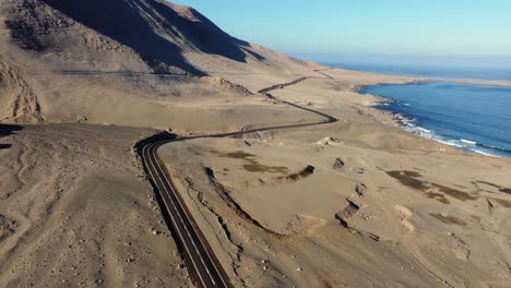 Carretera-Costera-De-Atacama-A-Través-De-Montañas-De-Arena-En-La-Orilla-Del-Océano,-Chile