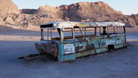 Atracción-Turística-En-Medio-Del-Desierto-De-Atacama,-Autobús-Mágico-Abandonado