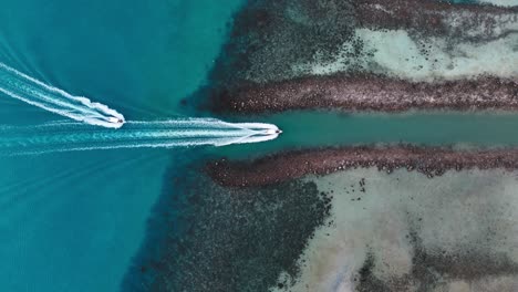 Zwei-Boote,-Die-Vom-Meer-Aus-In-Einen-Kanal-Einfahren