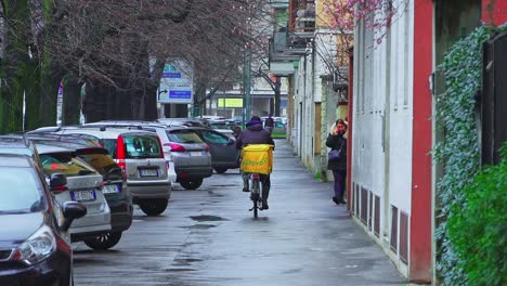 Radfahrer-Liefern-Waren-Aus,-Anwohner-Pendeln-Zu-Fuß-Oder-Mit-Dem-Auto