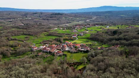 Blick-Auf-Die-Stadt-Armariz,-Junqueira-De-Ambia-In-Galizien,-Spanien---Luftaufnahme