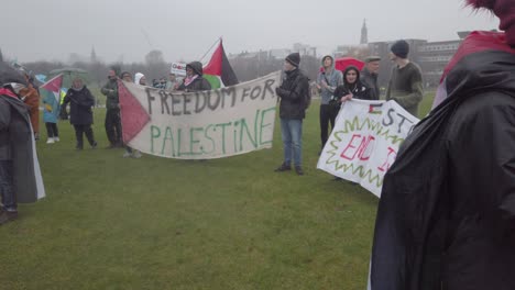 Junge-Demonstranten-Mit-Ihrem-Banner-Bei-Einer-Pro-palästinensischen-Demonstration-In-Glasgow