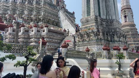 Mujeres-Asiáticas-Vestidas-Como-Tailandesas-En-El-Templo-Wat-Arun-En-Bangkok