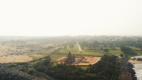 Vista-Aérea-Por-Drones-Del-Templo-Costero-Con-Playa-Al-Fondo-En-Chennai