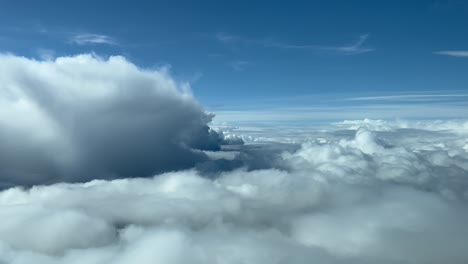 Volando-En-Primera-Persona-Sobre-Un-Cielo-Tormentoso-Lleno-De-Nubes