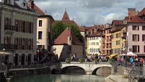 Annecy-is-located-in-the-Rhone-Alpes-region-on-the-bank-of-the-lake-that-bears-its-name