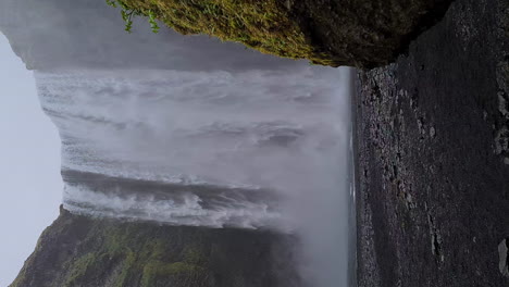 Vertikal-4k,-Skogafoss-Wasserfall.-Berühmtes-Wahrzeichen-Islands