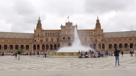 Mehrere-Touristen-Fotografieren-Vor-Der-Fuente-Plaza-De-España-In-Sevilla,-Spanien