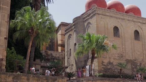 Gente-Fuera-Del-Edificio-De-La-Iglesia-En-Palermo,-Italia.