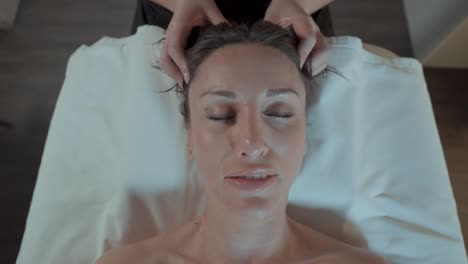 Deep-scalp-massage,-the-plan-advances-on-the-client's-head-who-takes-great-pleasure