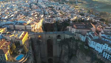 Autos-Fahren-Durch-Puente-Nuevo-In-Der-Schlucht-El-Tajo-In-Ronda,-Spanien