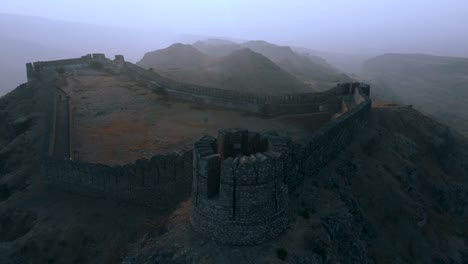 Toma-Panorámica-Aérea-Del-Fuerte-Ranikot-De-Sindh-En-Pakistán-Durante-La-Mañana