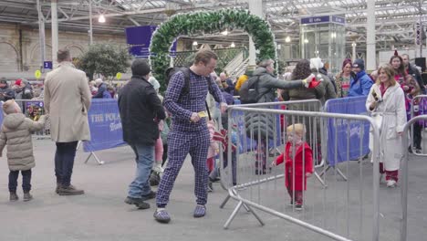 Families-queuing-at-Waverley-train-station,-seasonal-excursions