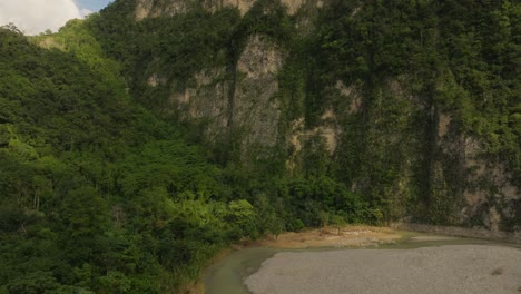 Drone-Aéreo-Ascendente-Fpv-Sobre-Río-Seco-En-Muchas-Aguas