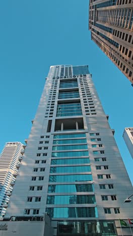 Ein-Blick-Auf-Die-Hochhäuser-Der-Jumeirah-Lake-Towers-In-Dubai,-Vereinigte-Arabische-Emirate