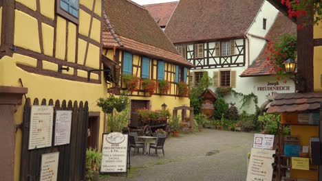 Das-Haupthighlight-In-Eguisheim-Ist-Sein-Kreisförmiges-System-Mittelalterlicher-Straßen