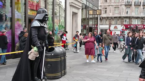 Darth-Vader-De-Star-Wars-En-Leicester-Square,-Londres,-Reino-Unido