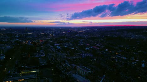 Arnhem-Centro-Histórico-De-La-Ciudad-épico-Drone-Urbano-Disparado-Durante-El-Crepúsculo-Rosado-Del-Atardecer