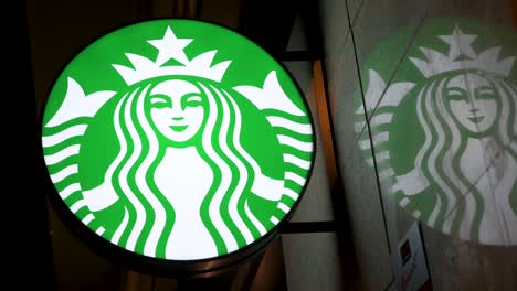 Logotipo-De-Café-Starbucks-De-La-Cadena-Multinacional-Estadounidense-Visto-Durante-La-Noche