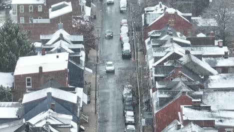 Historische-Stadtstraße-Gesäumt-Mit-Reihenhäusern-Bei-Starkem-Schneegestöber