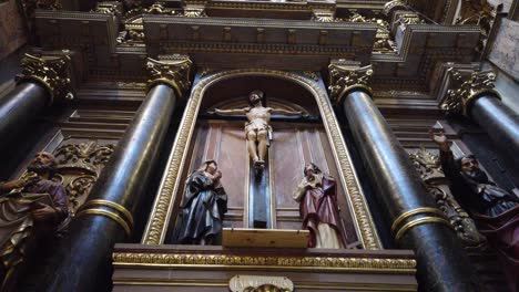 Escultura-De-Jesucristo-Muerto-En-La-Cruz-Arte-De-La-Iglesia-Basílica-Latinoamericana-En-Buenos-Aires-Argentina,-San-José-De-Flores-Arquitectura-Religiosa-Cristiana-En-El-Interior