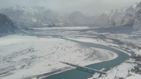 Luftaufnahme-Der-Schneebedeckten-Stadt-Skardu-Im-Norden-Pakistans