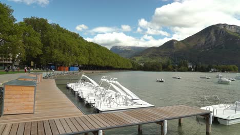 El-Lago-De-Annecy-Tiene-Vistas-Majestuosas-De-Las-Cimas-De-Las-Montañas-Y-Sus-Alrededores.