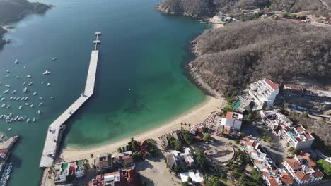 Junto-Al-Mar-En-La-Bahía-De-Santa-Cruz,-Oaxaca,-México