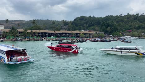 Speedboats-anchored-in-Tonsai-pier,-Phi-Phi-islands