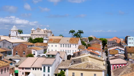 Vista-Aérea-De-Las-Casas-En-El-Barrio-De-Pelourinho-Y-El-Mar-Al-Fondo,-Salvador,-Bahía,-Brasil.