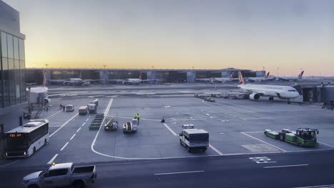 Operación-De-Carga-Del-Aeropuerto-Internacional-Al-Atardecer-En-La-Pista-De-Aterrizaje