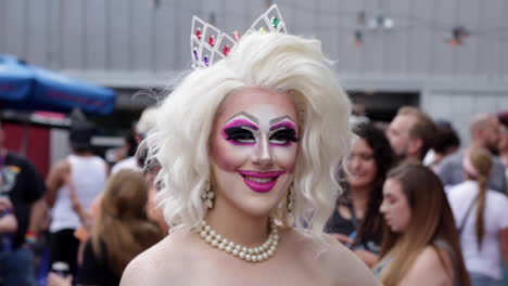 Una-Drag-Queen-Posa-Para-La-Cámara-Durante-El-Festival-Del-Orgullo-Midmo-En-Columbia,-Mo