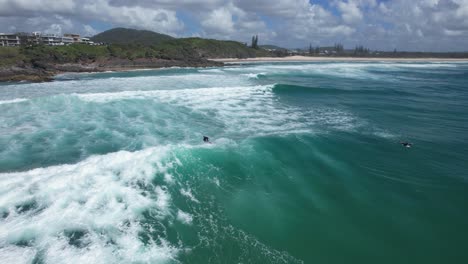 Surfers-And-Big-Ocean-Waves-At-Cabarita-Beach-In-New-South-Wales,-Australia---Drone-Shot
