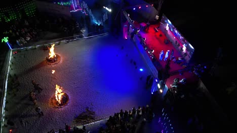 Toma-Panorámica-Con-Drones-Del-Evento-De-Rally-De-Jeep-Sarfaranga-En-Skardu,-Pakistán-Durante-La-Noche