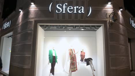 Los-Peatones-Y-Compradores-Pasan-Por-La-Tienda-De-Fabricación-De-Ropa-Española-Y-Marca-Sfera-Durante-La-Noche