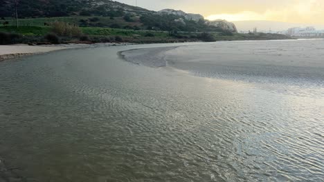 Entlang-Der-Küstenregion-Von-Zahara,-Spanien,-Fließt-Wasser-Und-Gräbt-Einen-Kanal-In-Die-Landschaft