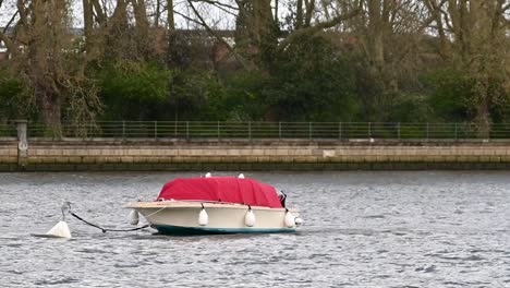 Bereit-Zum-Segeln-Auf-Dem-Schnellboot,-London,-Großbritannien