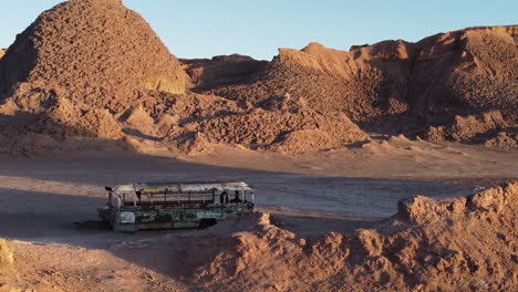 Goldene-Stunde:-Luftaufnahmen-Umkreisen-Magic-Bus-Beim-Alten-Salzbergwerk-In-Atacama,-Chile
