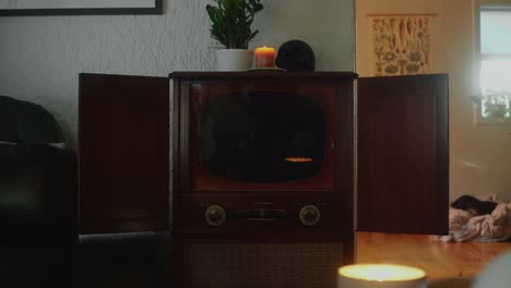 Vintage-TV-Vorlage---Halloween-Gruselig-Mit-Kleinem-Hund-Und-Kerzen