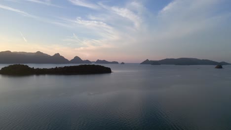 Heitere-Inseln-Ruhiges-Wasser-Sonnenaufgang