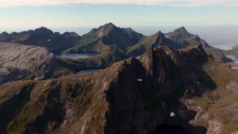 Luftaufnahme-Des-Segla-Bergs-über-Dem-Himmel,-Norwegen-Im-Sommer