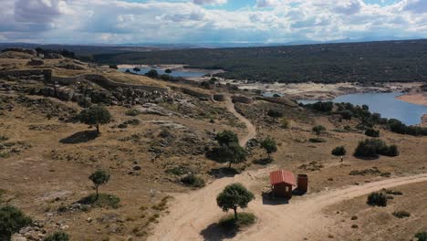 Vuelo-En-El-Embalse-De-Cogotas-Visualizando-Las-Murallas-Reconstruidas-De-Un-Fuerte-Celta-Vetton-De-La-Edad-Del-Hierro