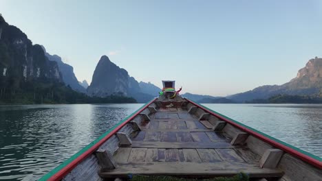 Viajando-En-Barco-Por-El-Parque-Nacional-De-Khao-Sok,-Tailandia