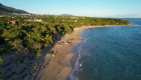 Sandstrand-Der-Costa-Dorada-Mit-Touristen-Bei-Goldenem-Sonnenuntergang