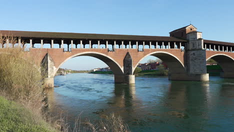 Panorama-Der-Brücke-Ponte-Coperto-über-Dem-Fluss-Ticino-In-Pavia-An-Einem-Sonnigen-Tag