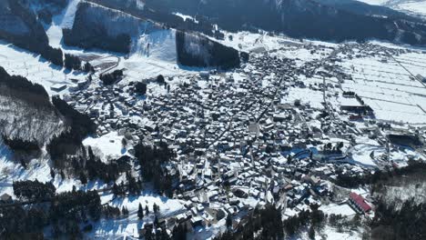 Luftaufnahme-Des-Japanischen-Skigebietsdorfs-Nozawaonsen