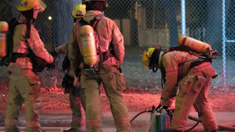 Los-Bomberos-Quitan-El-Polvo-Y-Se-Enjuagan-Mutuamente-Después-De-Un-Trabajo-De-Extinción-De-Incendios-En-Montreal