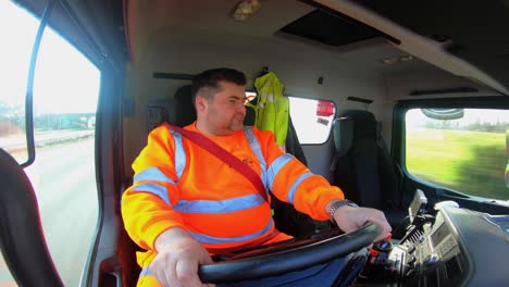 Al-Volante:-Camionero-Circulando-Por-La-Autopista